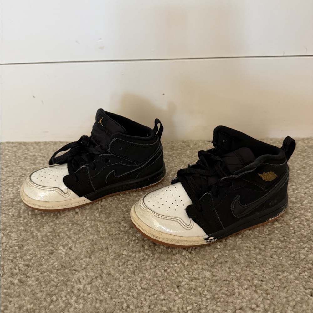 Air Jordan 1 Retro Mid Gs Gold And Gum Kids Black and White Sneakers